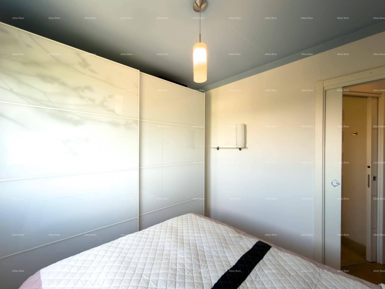 Schlafzimmer mit Doppelbett, großem weißen Schrank und Zugang zu einem weiteren Raum.
