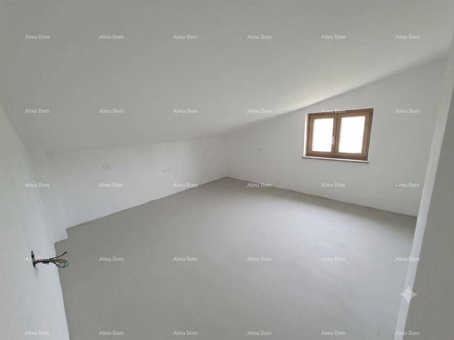 Geräumiges Zimmer mit Dachschräge und Fenster, bereit für individuelle Gestaltung.