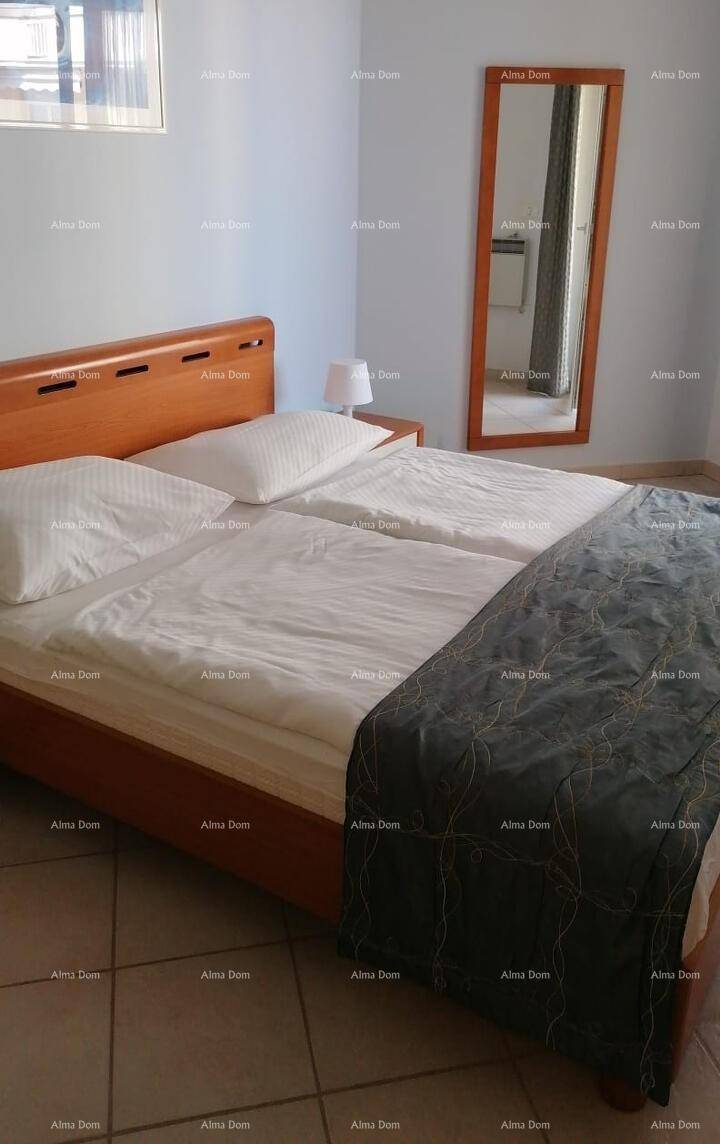 Schlafzimmer mit zwei Einzelbetten, Holzrahmen und Fliesenboden.