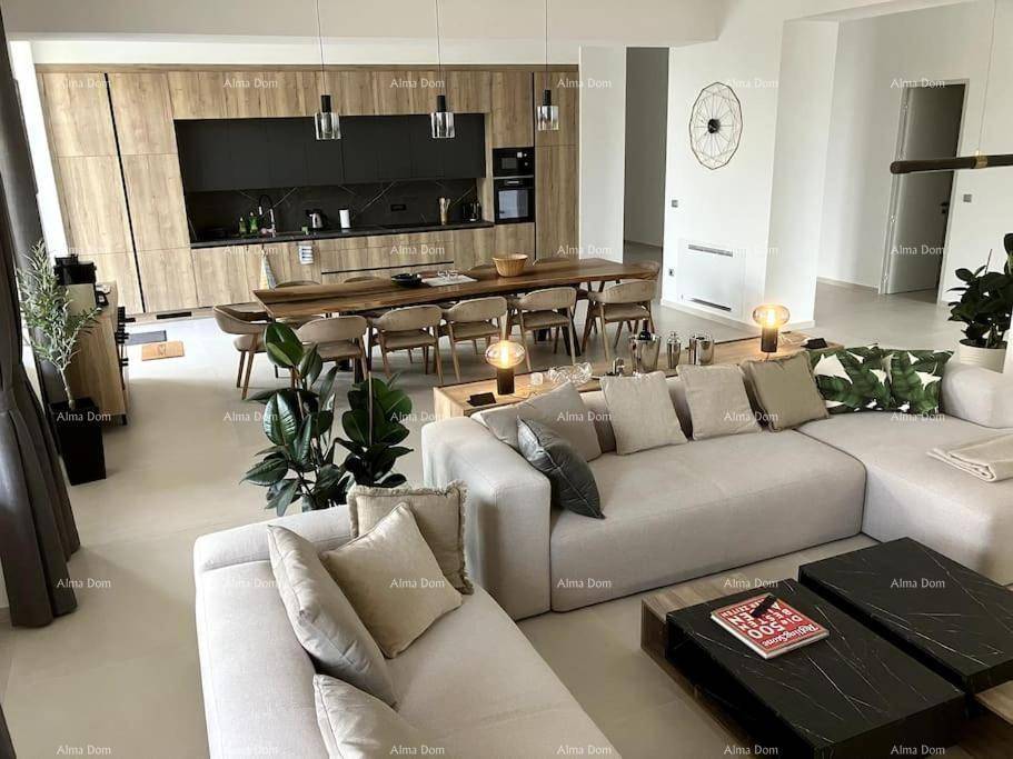 Moderne offene Wohnküche mit Essbereich und gemütlicher Sitzecke, ideal für geselliges Beisammensein.