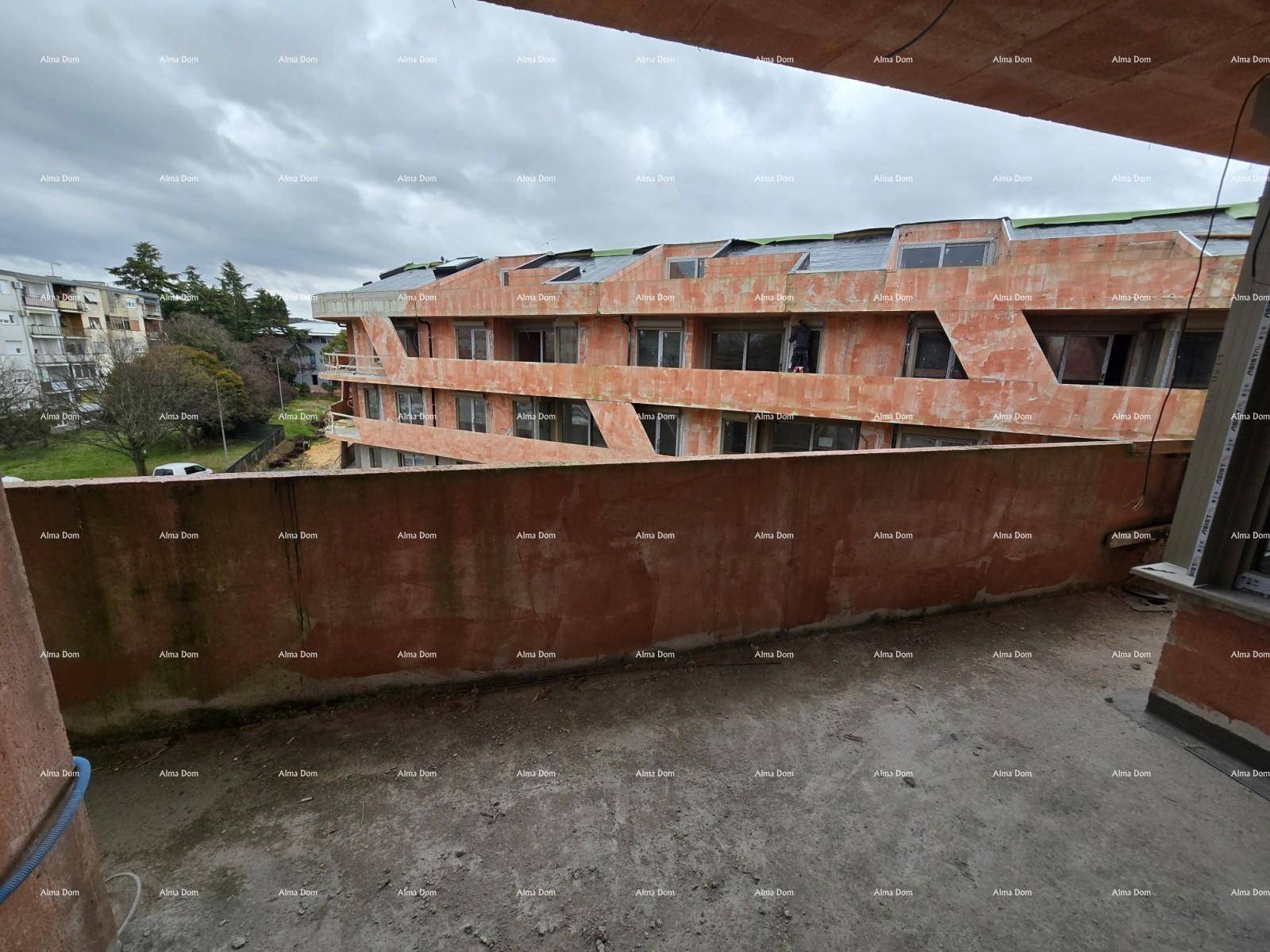 Aussicht von einem Rohbau-Balkon auf die Baustelle und die umliegende Bebauung.
