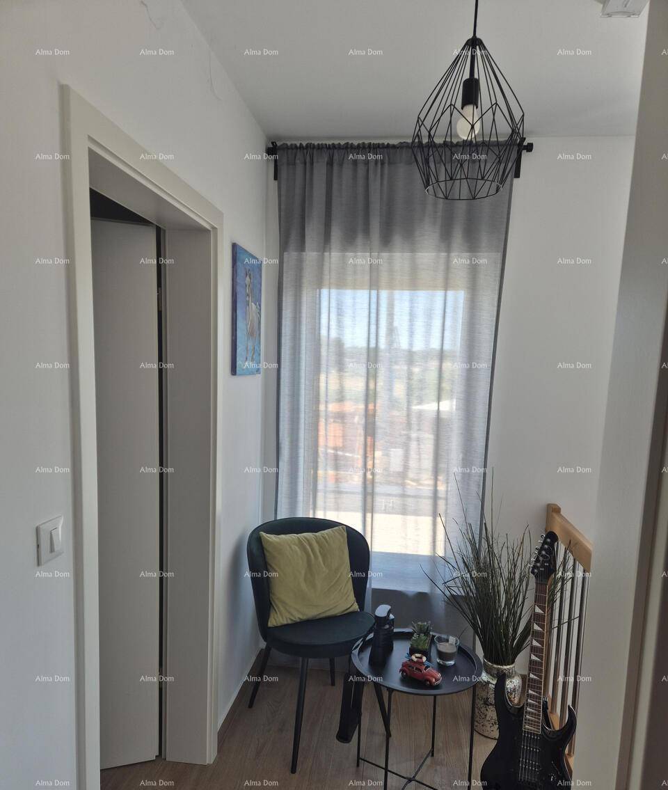 Heller Treppenabsatz mit Fenster, Sitzgelegenheit und dekorativen Elementen.