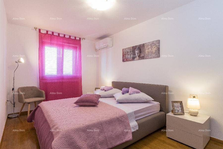 Gemütliches Schlafzimmer mit Doppelbett, Nachttisch, Lampe und Klimaanlage.