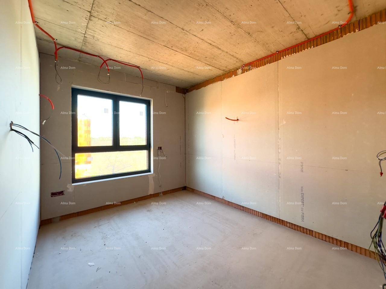 Geräumiges Schlafzimmer im Rohbau mit großem Fenster und sichtbaren Elektroinstallationen an der Decke.