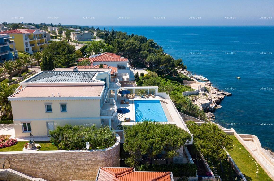 Exklusive Villa am Meer mit großem Pool und Panoramablick auf die Küste und das offene Wasser.