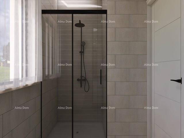 Helles Badezimmer mit begehbarer Dusche und Fenster für natürliches Licht.
