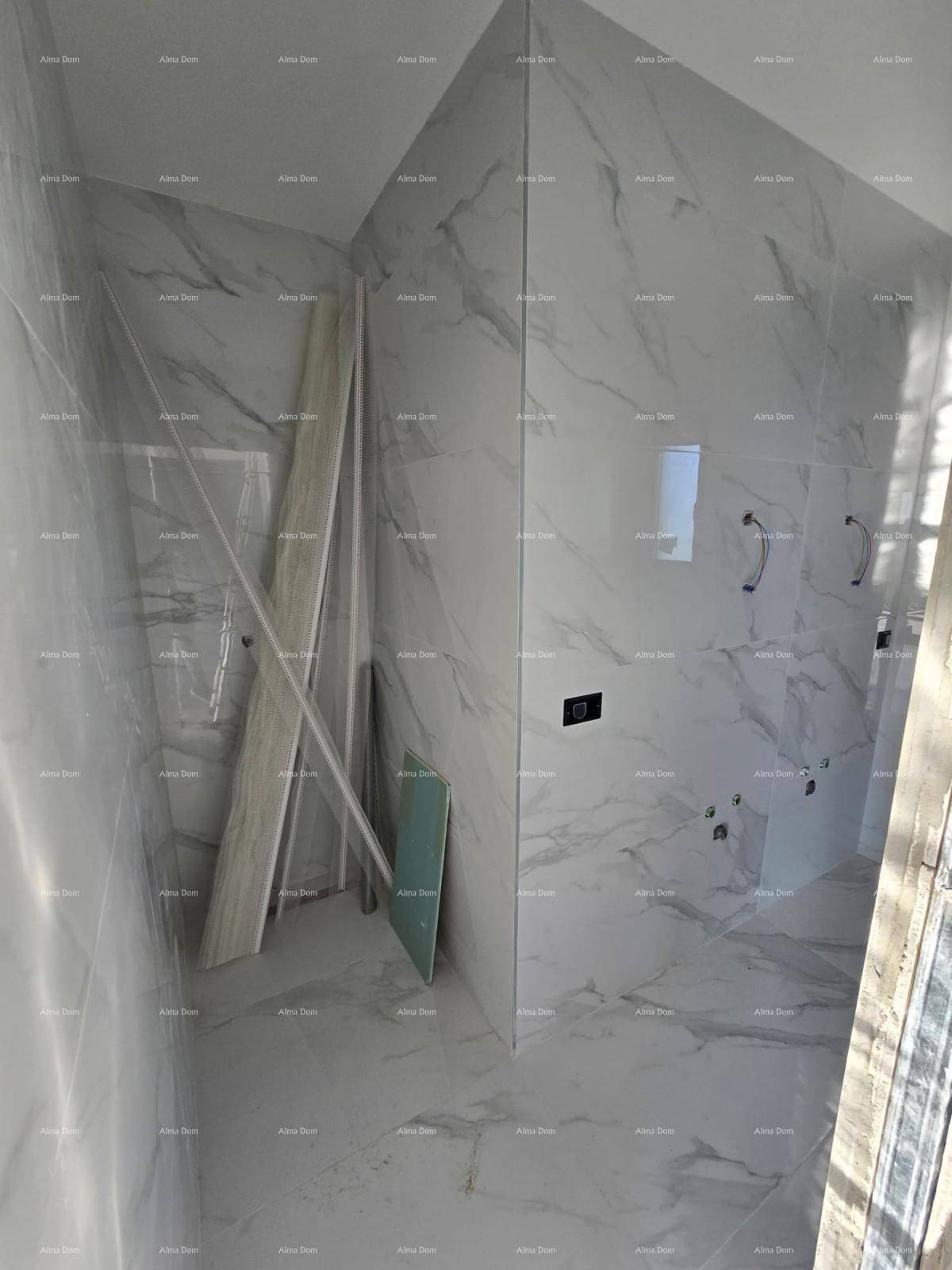 Modernes Badezimmer im Rohbau mit großformatigen Marmorfliesen und vorbereiteten Anschlüssen.