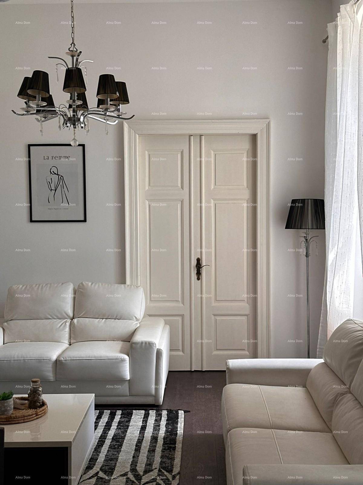 Heller Wohnbereich mit weißen Sofas, einem schwarz-weiß gestreiften Teppich und klassischen Doppeltüren.