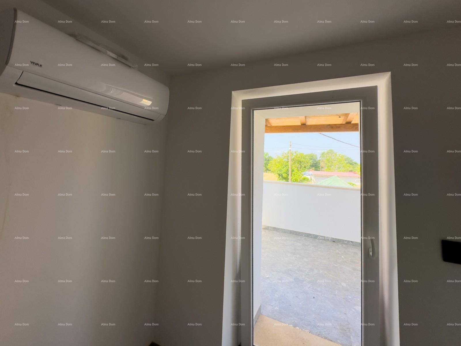 Tür zum Außenbereich mit Klimaanlage darüber, bietet Zugang zu einem Balkon oder einer Terrasse.