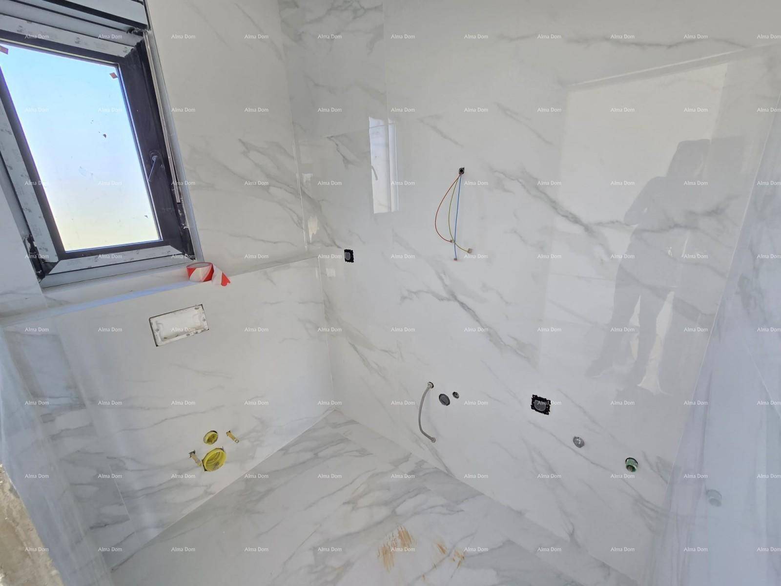 Modernes Badezimmer im Rohbau mit großformatigen Marmorfliesen und Fenster für Tageslicht.
