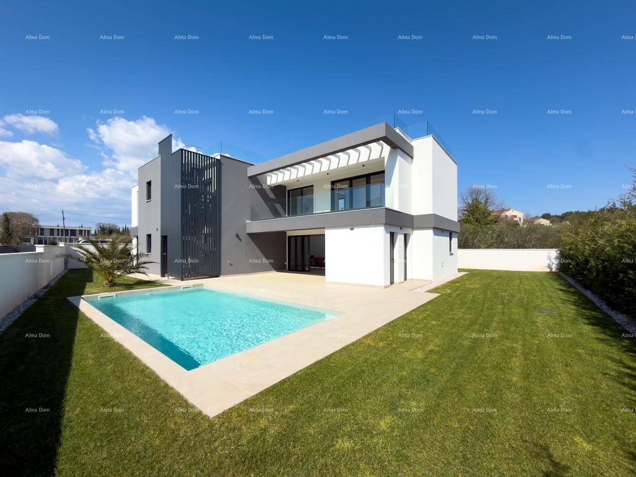 Moderne Villa mit privatem Pool und gepflegtem Garten unter blauem Himmel.