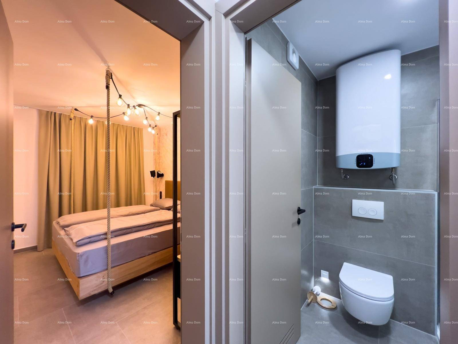 Schlafzimmer mit Seil-Dekoration und angrenzendem Badezimmer mit Wand-WC und Warmwasserboiler.