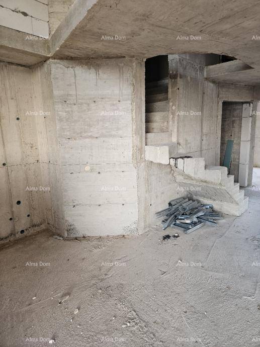 Unfertiger Treppenbereich im Rohbau mit sichtbaren Betonwänden und Betontreppenstufen.