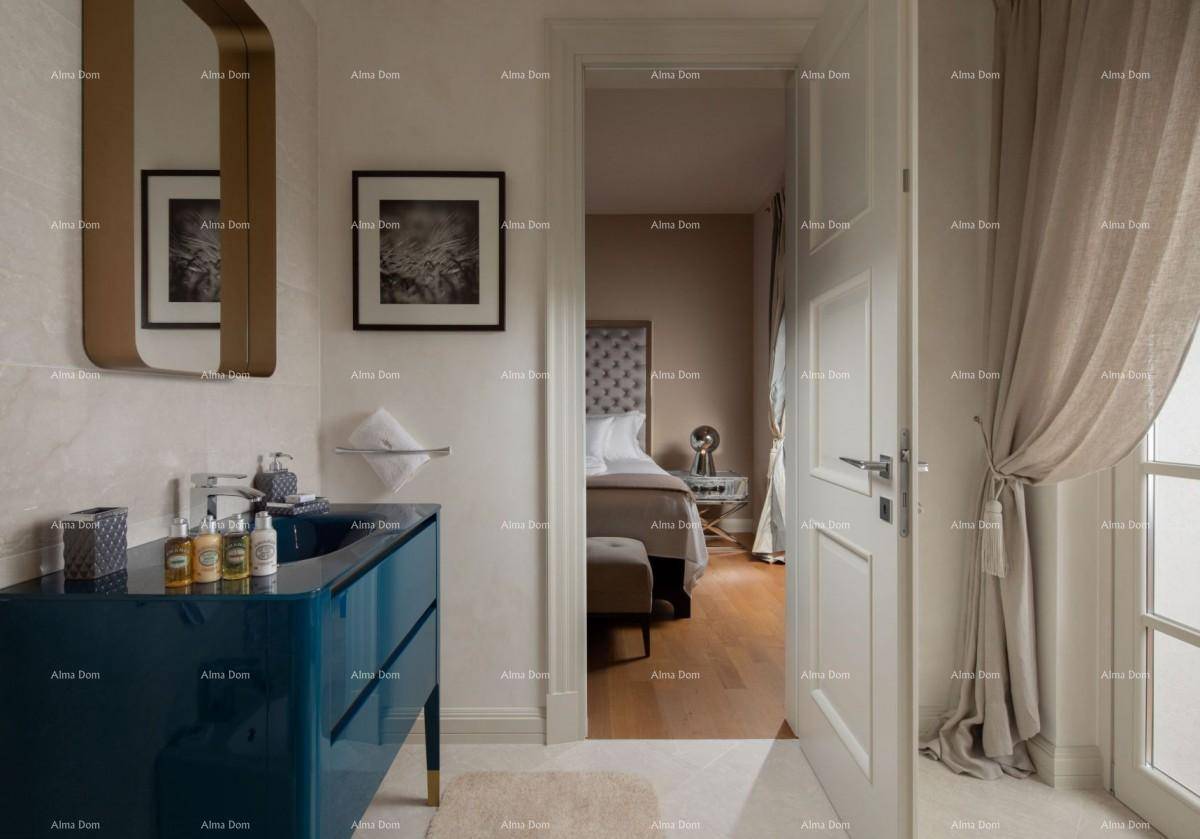 Modernes Badezimmer mit blauem Waschtisch und direktem Zugang zum Schlafzimmer.