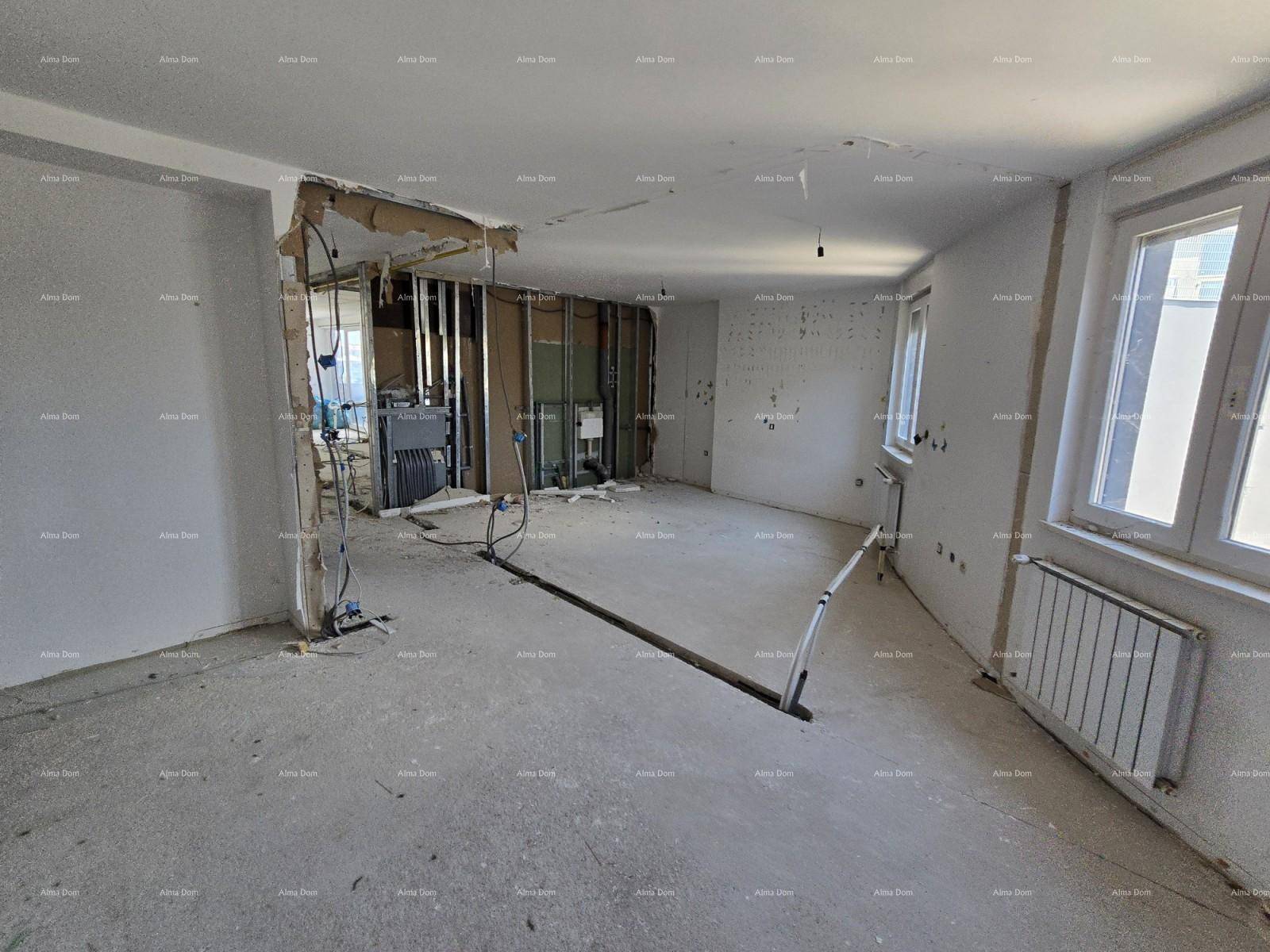 Innenraum im Rohbau mit sichtbaren Wandstrukturen und Heizkörper unter dem Fenster.