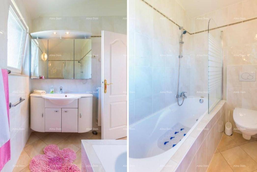 Badezimmer mit Badewanne, Duschfunktion, Einzelwaschbecken und Fenster.