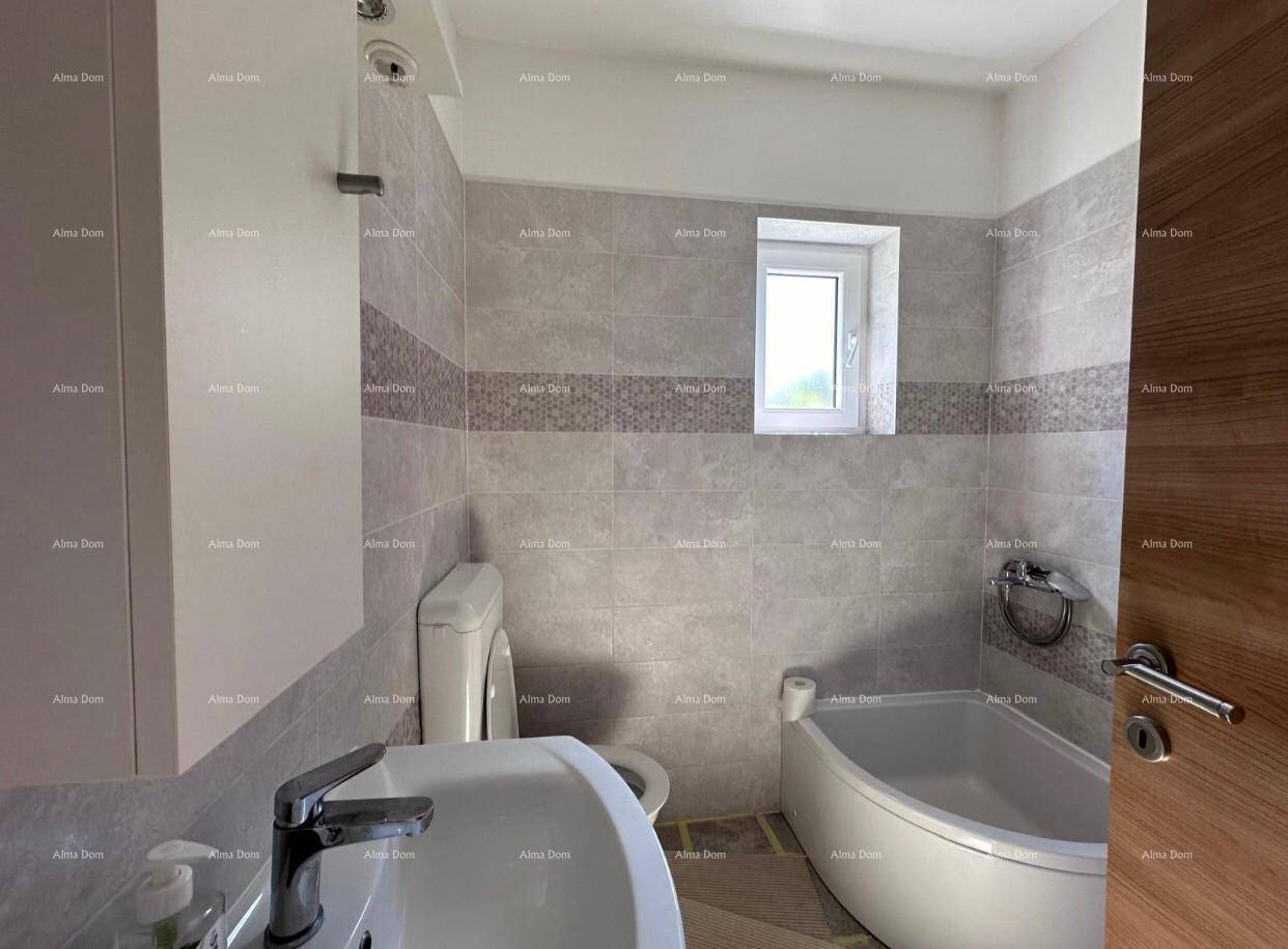 Helles Badezimmer mit Waschbecken, Toilette und Badewanne, mit modernen Fliesen.
