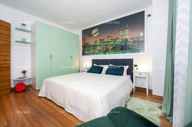 Modernes Schlafzimmer mit Holzboden, hellgrünen Einbauschränken und Wandbild.