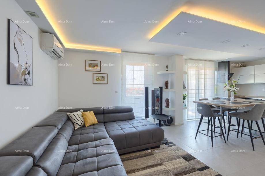 Offener Wohn- und Essbereich mit modernem Design, großem Sofa und Esstisch.