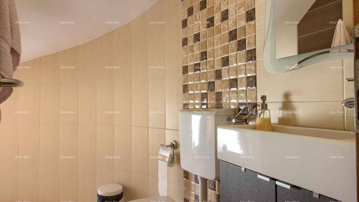 Kleines Badezimmer mit WC, Waschbecken und beigefarbenen Fliesen.