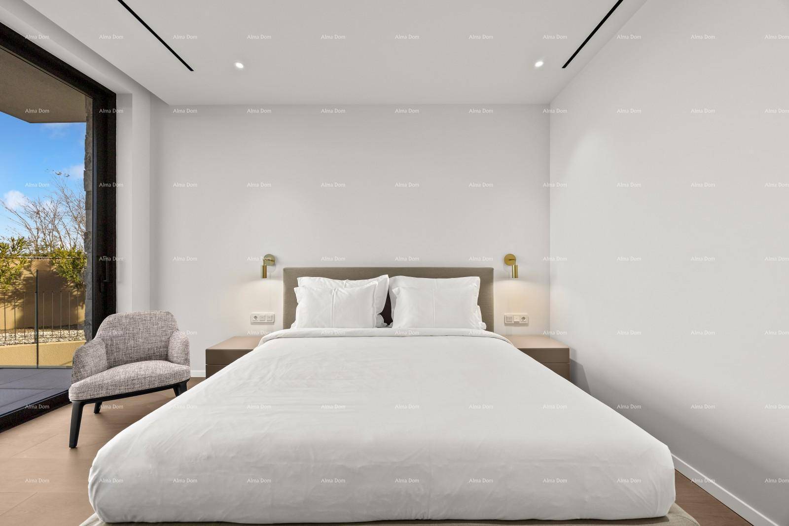 Geräumiges Schlafzimmer mit Doppelbett, minimalistischer Einrichtung und viel Tageslicht.