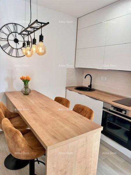 Moderne Einbauküche mit Holztresen, Backofen und stilvollen Barhockern.