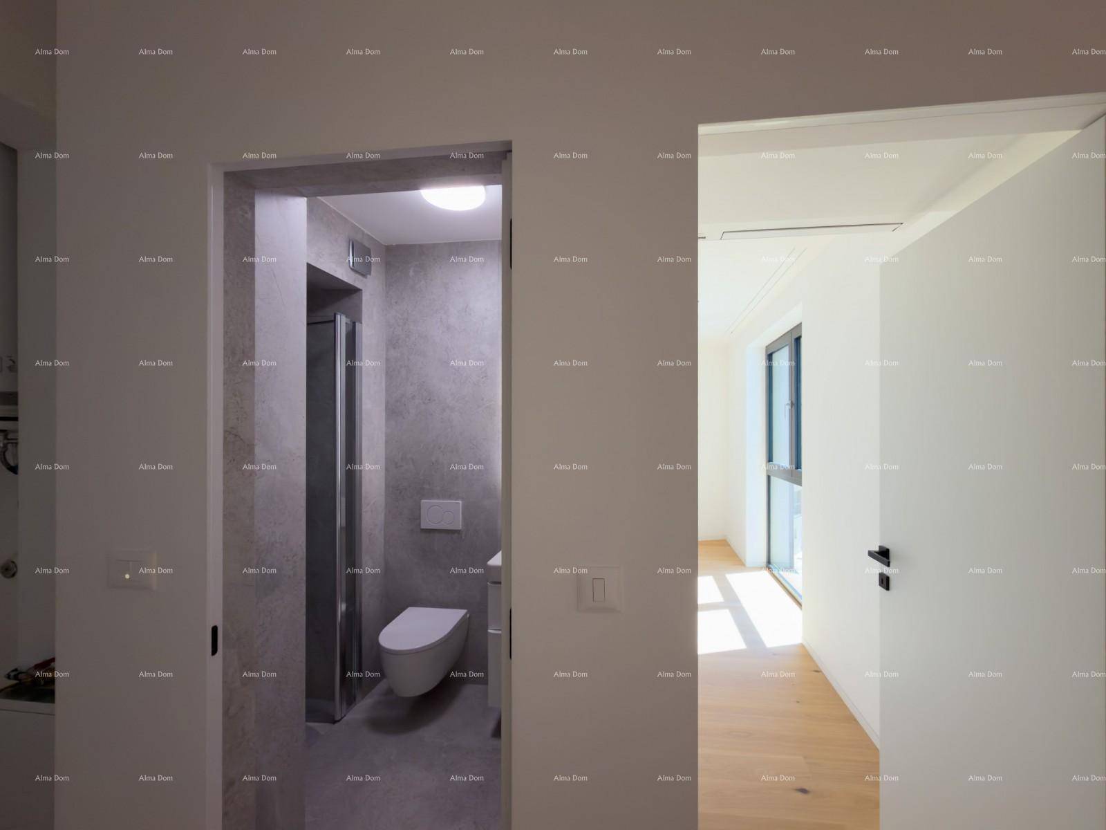 Flur mit Blick in ein modernes Badezimmer mit Toilette und Dusche.