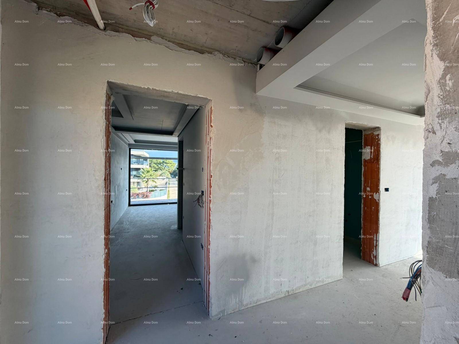 Flur im Rohbau mit mehreren Türöffnungen und sichtbaren Wandstrukturen.