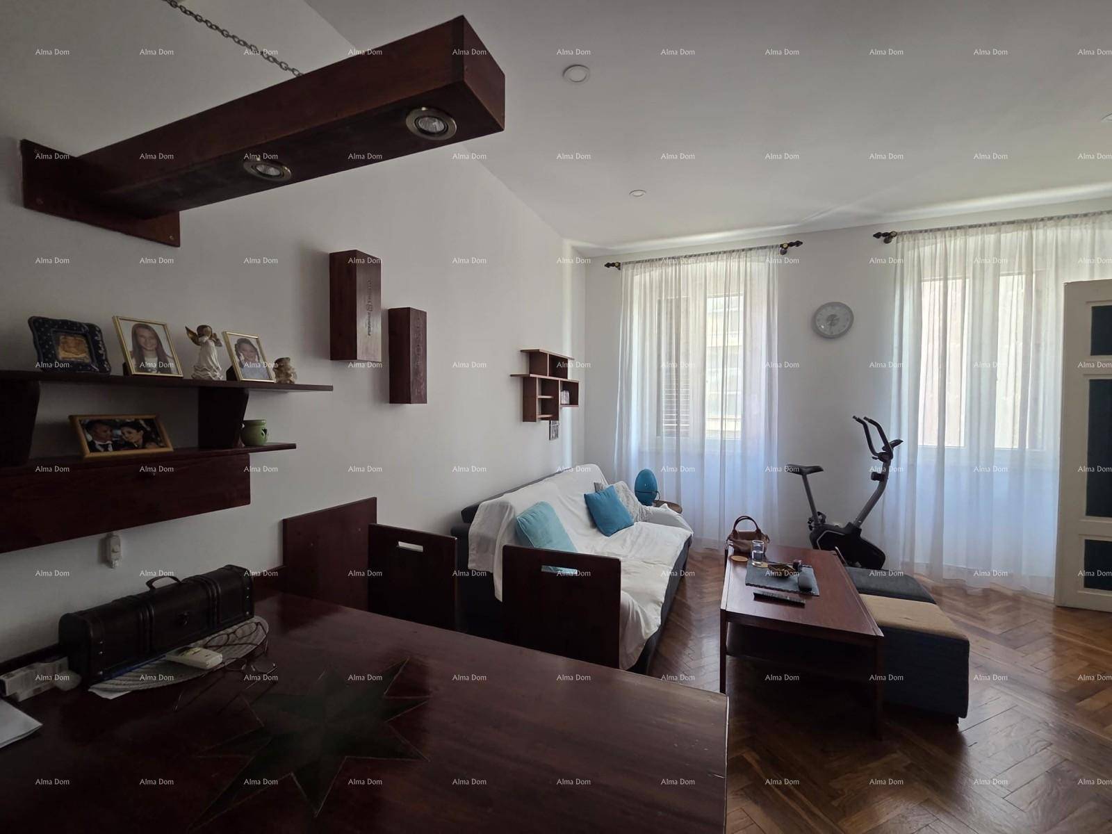 Heller Wohnbereich mit bequemer Couch, Couchtisch und zwei großen Fenstern.