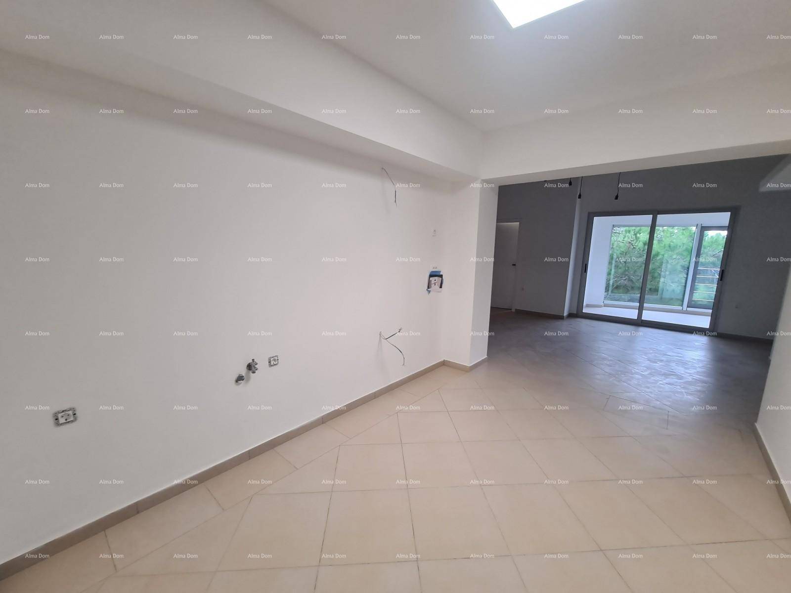 Großer, leerer Raum mit Fliesenboden und vorbereiteten Anschlüssen für die Installation.