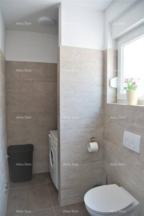 Praktischer Hauswirtschaftsraum mit WC, Waschmaschine und Fenster, ideal für den täglichen Gebrauch.