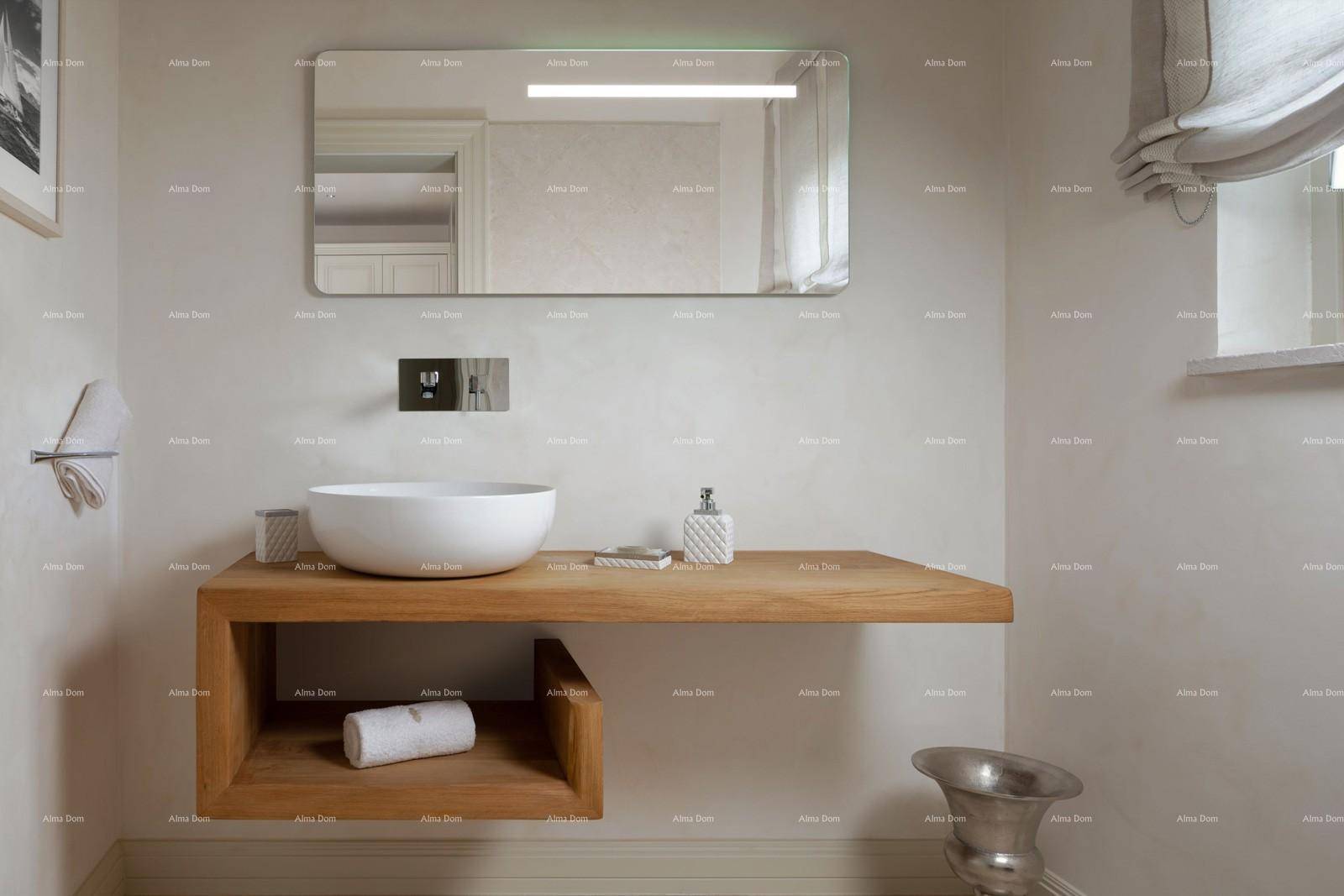 Modernes Badezimmer mit schwebendem Holzwaschtisch und Aufsatzwaschbecken.