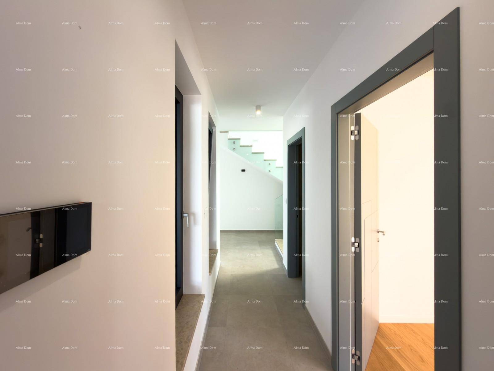 Heller Flur mit modernen Türen und Blick auf die Treppe im Hintergrund.