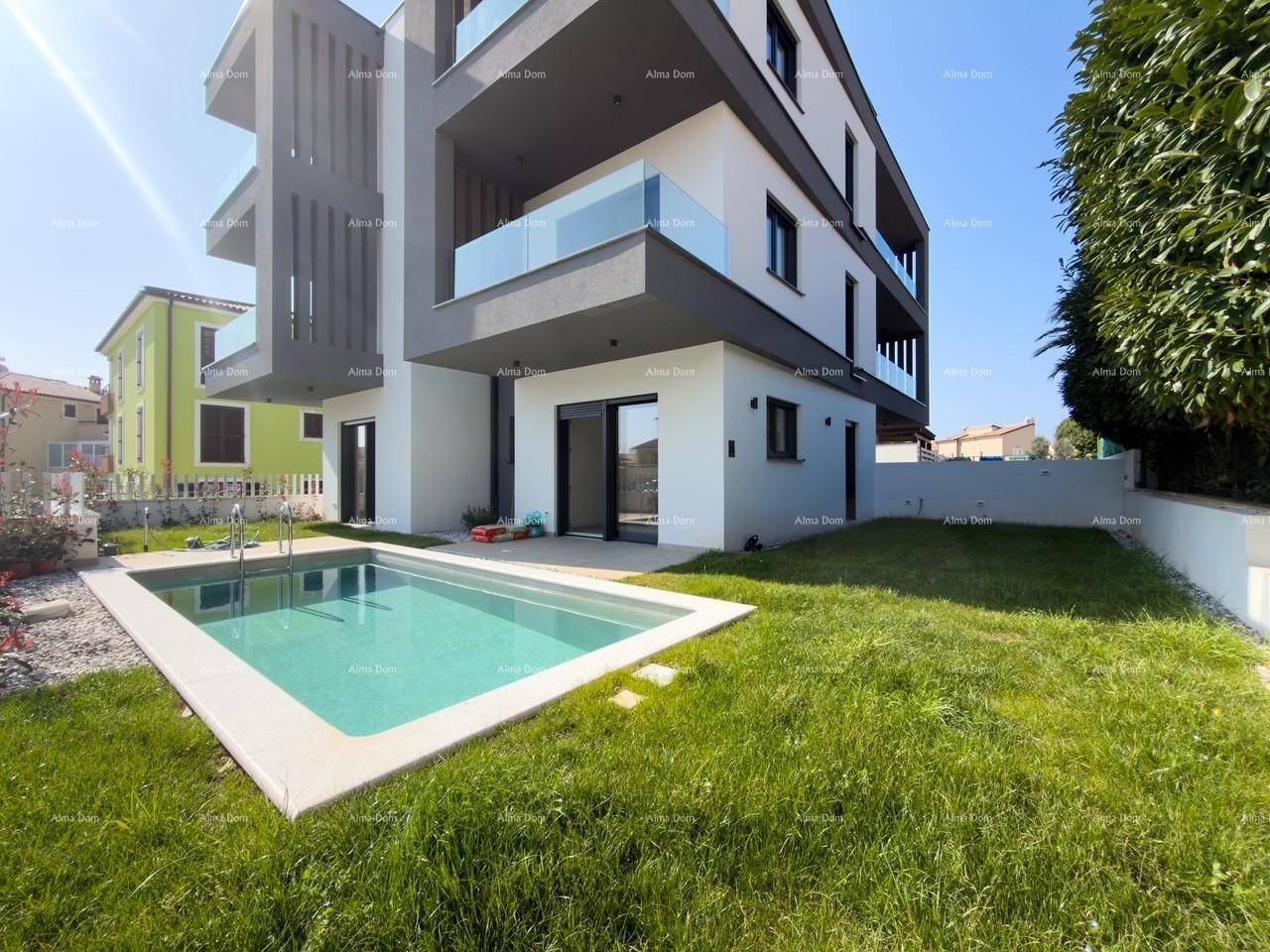 Moderne Wohnanlage mit privatem Pool und gepflegtem Rasenbereich unter strahlend blauem Himmel.