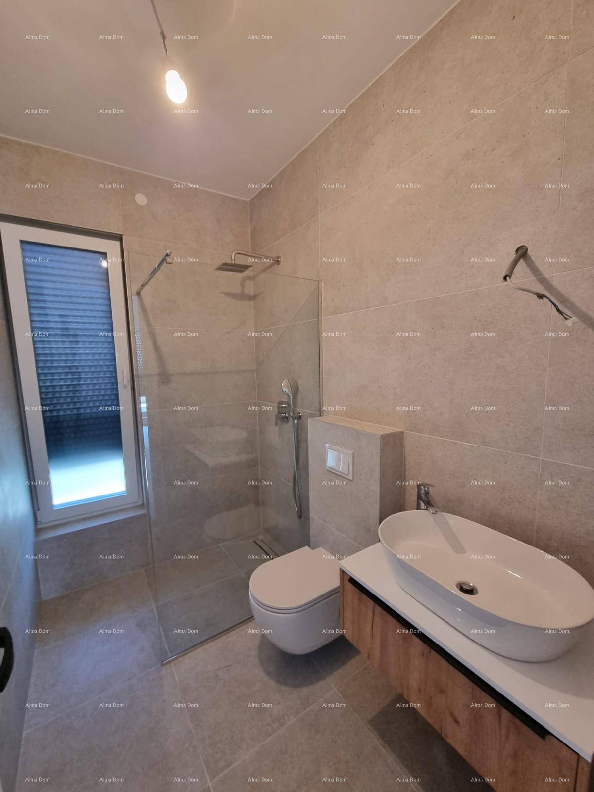 Helles Badezimmer mit moderner ebenerdiger Dusche, Wand-WC und elegantem Waschtisch.