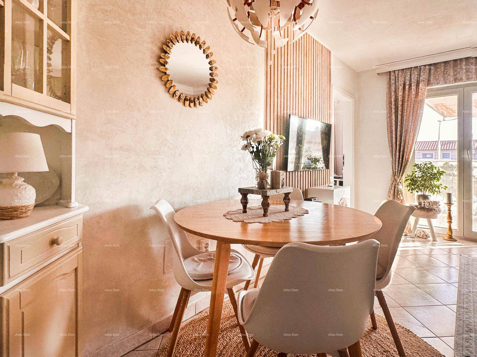 Essbereich mit Holztisch, modernen Stühlen und Blick zum Wohnzimmer und Balkon.