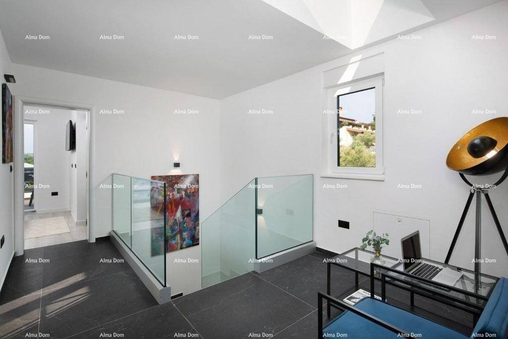 Heller Flur mit moderner Glasbrüstung an der Treppe und einem Fenster mit Ausblick.