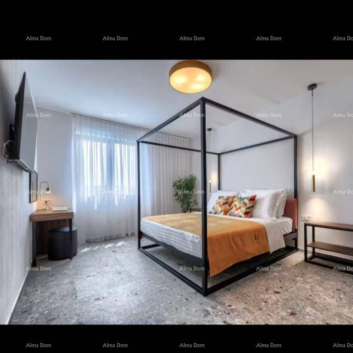 Helles Schlafzimmer mit modernem Himmelbett, Nachttischen und großem Fenster.