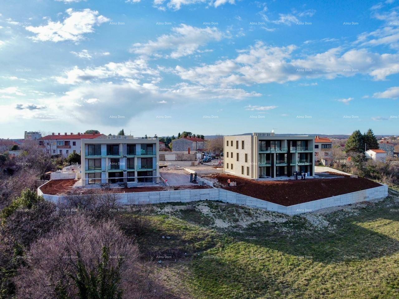Zwei moderne Neubauten im Bau, umgeben von Natur mit Blick auf die Landschaft.