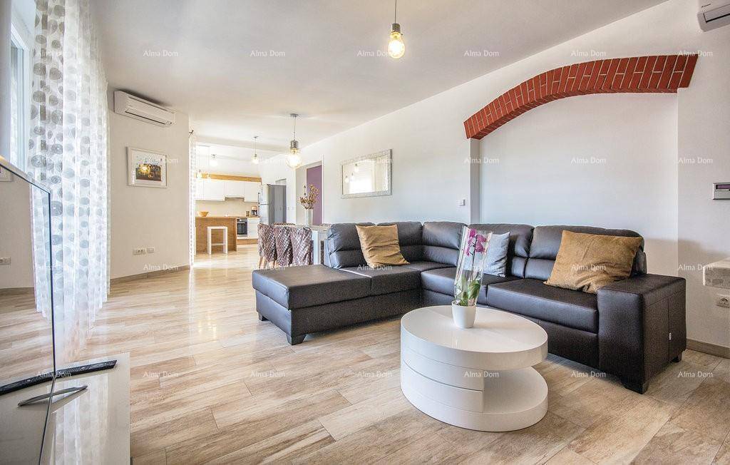 Offener Wohn- und Essbereich mit Ledersofa, Kamin und Blick auf die moderne Küche.