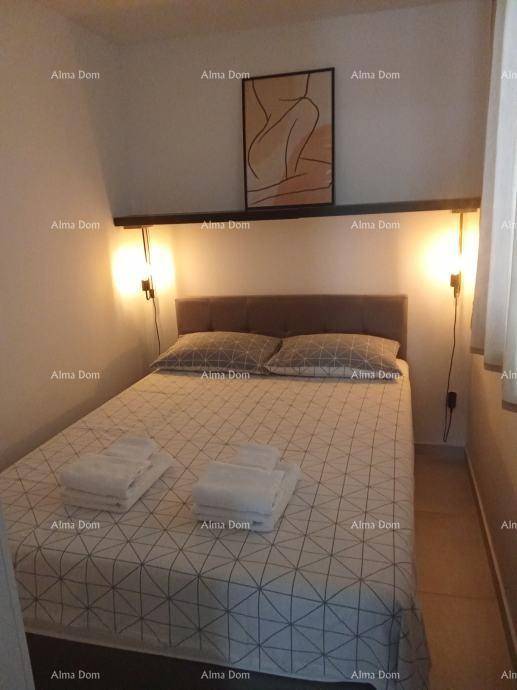 Gemütliches Schlafzimmer mit Doppelbett, indirekter Beleuchtung und minimalistischer Wandkunst.