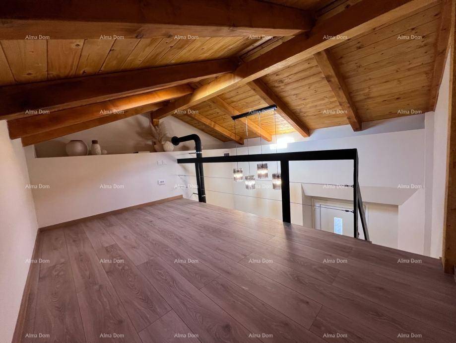 Offene Galerie mit Holzboden und schräger Holzdecke, bietet zusätzlichen Wohnraum oder Schlafbereich.