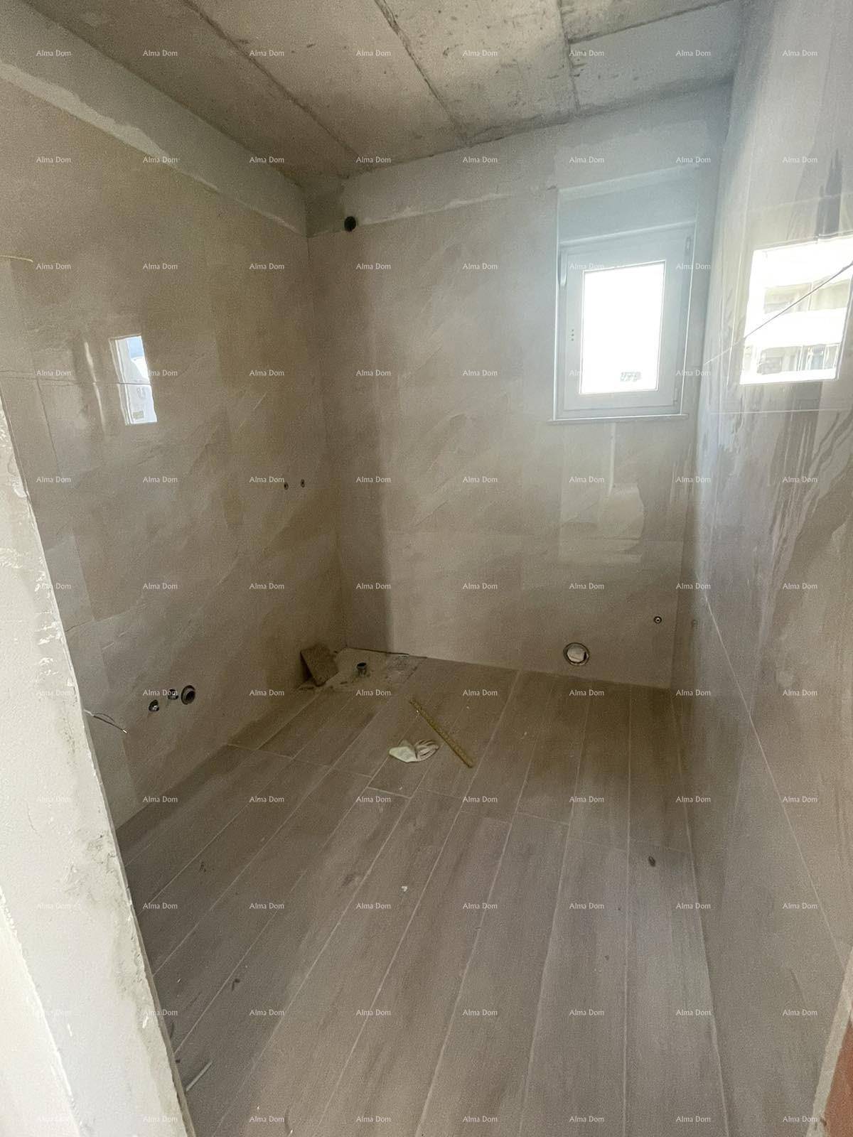 Badezimmer im Rohbau mit hellen Fliesen an Wänden und Boden, inklusive Fenster und Anschlüssen.