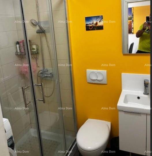 Modernes Badezimmer mit Dusche, Toilette und Waschbecken, akzentuiert durch eine gelbe Wand.