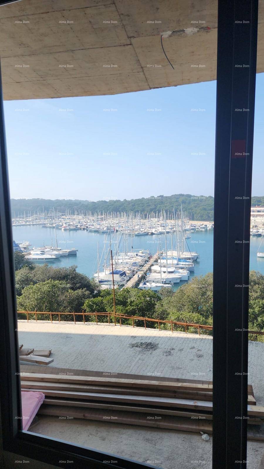 Weitläufiger Blick auf den Yachthafen durch eine große Fensterfront in einem Rohbau.