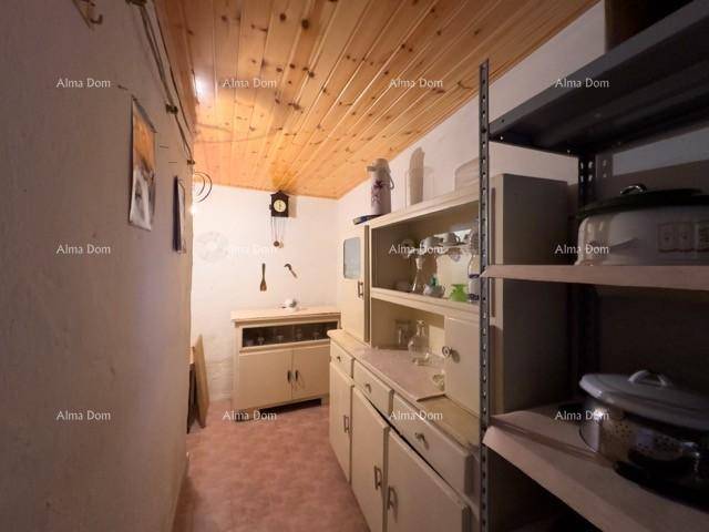Abstellraum oder Speisekammer mit Regalen, Schränken und einer Holzdecke für zusätzlichen Stauraum.