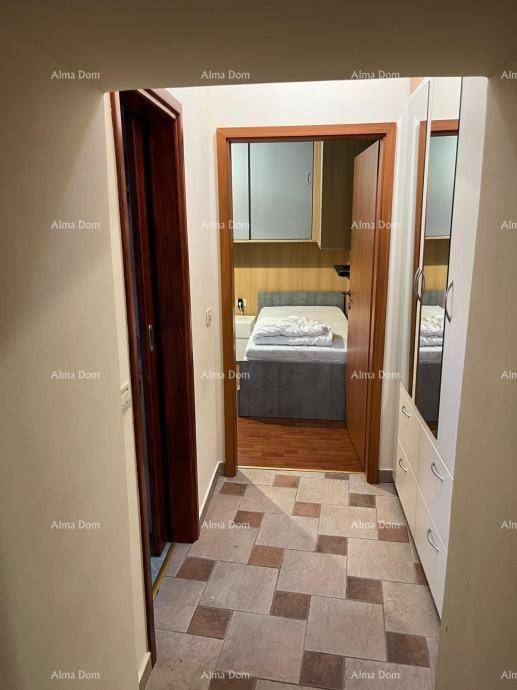 Flur mit Fliesenboden, der zu einem Schlafzimmer mit Holzboden führt.
