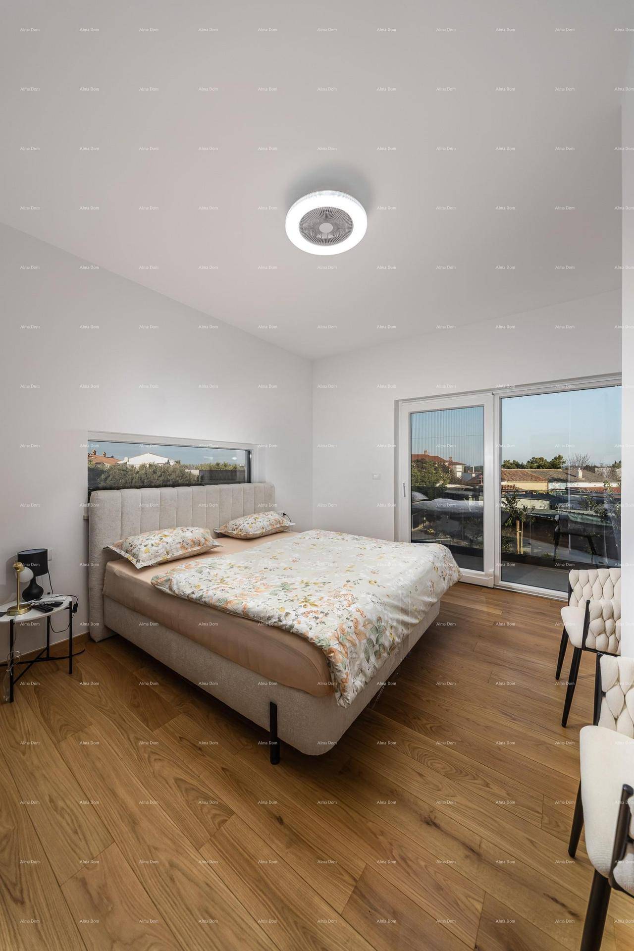 Helles Schlafzimmer mit Holzboden, Doppelbett und großen Schiebetüren zum Balkon.