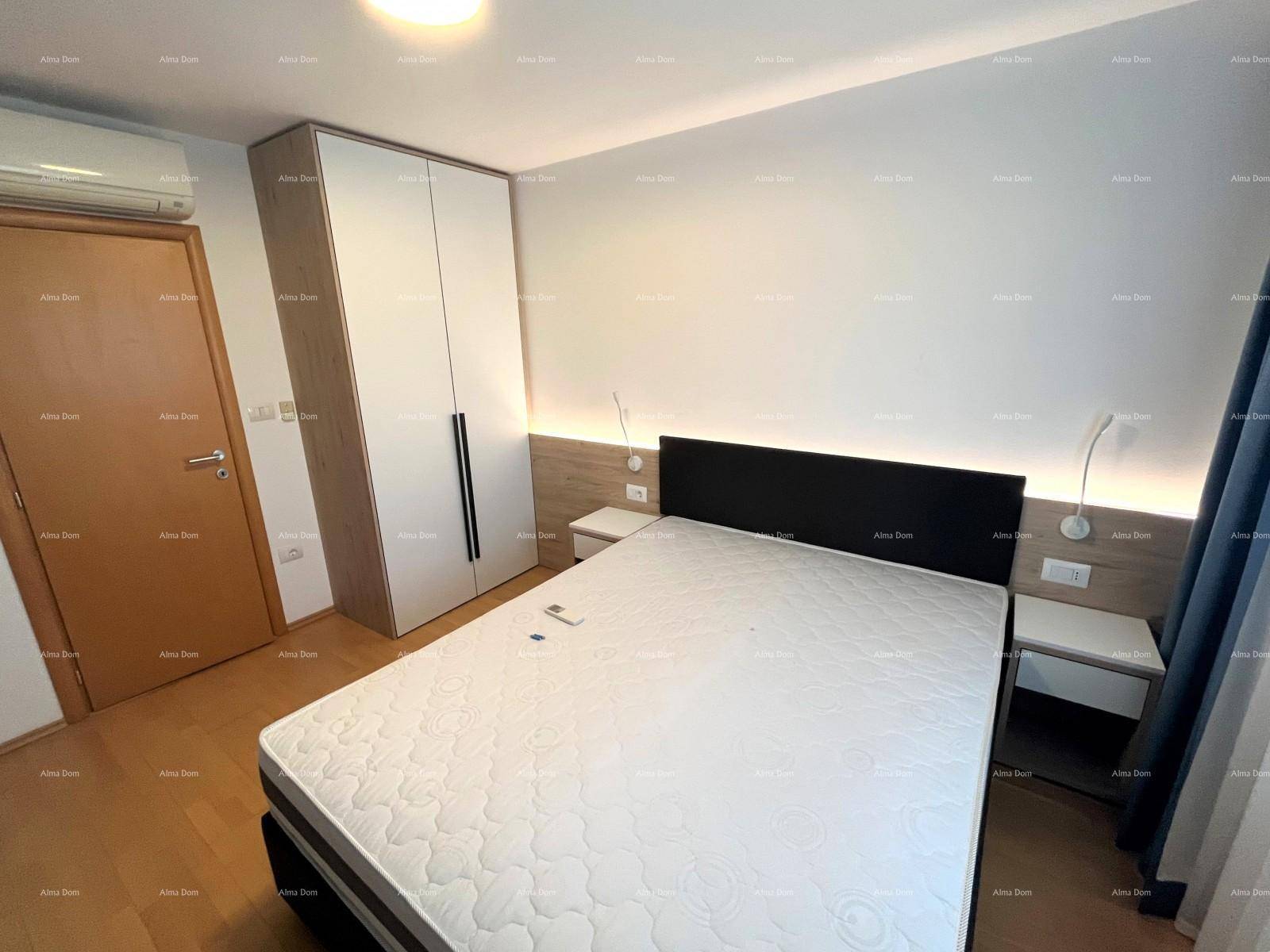 Helles Schlafzimmer mit Doppelbett, modernem Kleiderschrank und Klimaanlage.