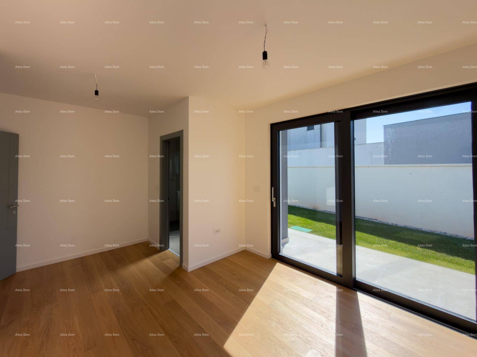 Schlafzimmer mit Holzboden und Schiebetüren, die viel Tageslicht hereinlassen.